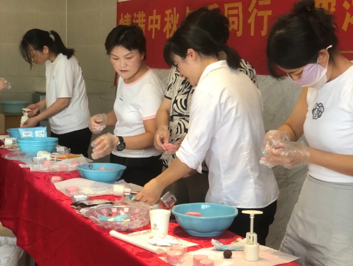 鼎鑫中心迎中秋：DIY月餅樂翻天，物業(yè)暖心添喜慶